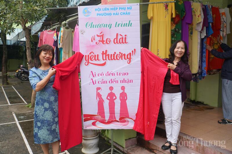 Các cô, chị tươi vui với những tà áo dài lựa chọn được từ gian hàng "Áo dài yêu thương - Giá 10.000 đồng".