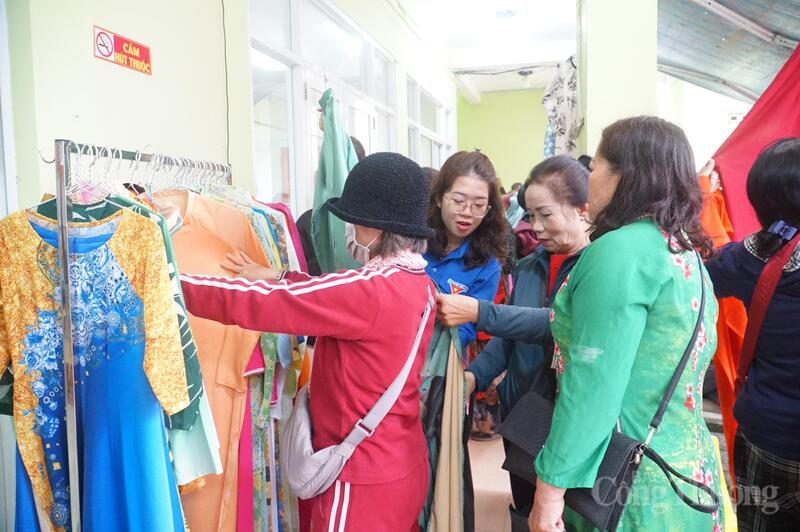 Gian hàng “Áo dài yêu thương – Giá 10.000 đồng” thu hút đông các bà, các chị đến tham quan, mua sắm.