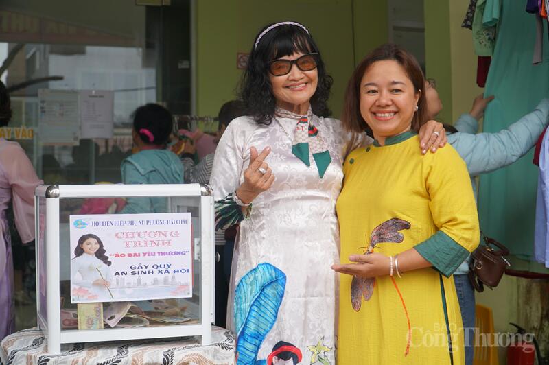 Các cô, các chị phụ nữ phường Hải Châu rạng ngời trong tà áo dài 10.000 đồng.