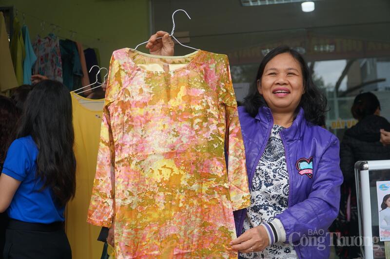 10.000 đồng là giá của một bộ áo dài, nhưng giá trị tinh thần mang lại không thể đo đếm được, đó chính là đổi được những nụ cười rạng rỡ của nhiều phụ nữ khó khăn.