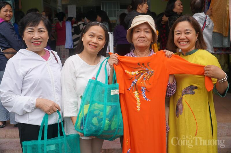 Bên cạnh áo dài, bà Liễu còn được tặng miễn phí túi lưới tái chế Echobag.