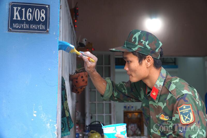 Ngày 24/1, tại phường Hòa Khánh (TP. Đà Nẵng) đồng loạt triển khai chương trình “Tết nhân ái” sơn mới nhà cho các hộ nghèo và hộ chính sách trên địa bàn.