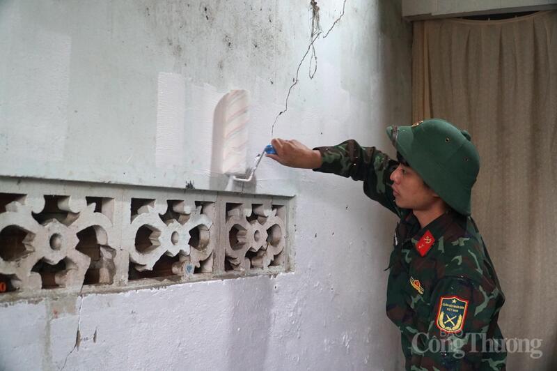 Từng bước tường dần được sơn mới, mang lại niềm vui cho những hộ nghèo khi Tết Cổ truyền dân tộc đã đến thật gần