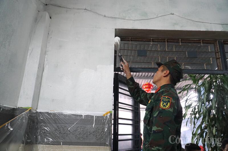 Nuôi 3 con nhỏ, lại chuẩn bị có thêm 1 em bé, nhà 4 miệng ăn chỉ trông vào gánh hàng rong, chị Trương Thị Kiều (tổ 18, chơn tâm 1B7, phường Hòa Khánh) cho biết, chị rất mừng vì được hỗ trợ sơn lại ngôi nhà đã rất cũ.