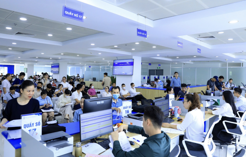 Người dân đến thực hiện thủ tục hành chính tại Chi nhánh số 1, Trung tâm Phục vụ hành chính công TP. Hà Nội.