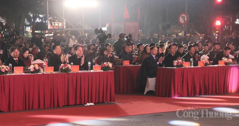 Các đại biểu và nhân dân tham dự chương trình.