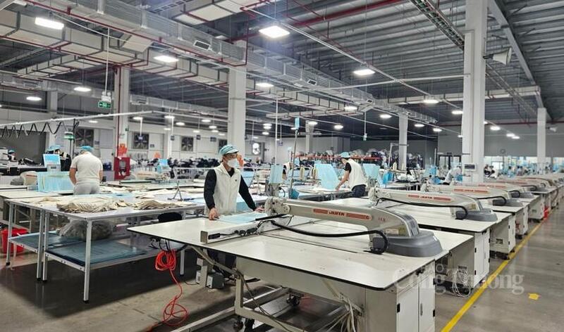 Không gian trong một nhà máy sử dụng robot trong quá trình sản xuất sản phẩm may mặc tại Bắc Ninh.