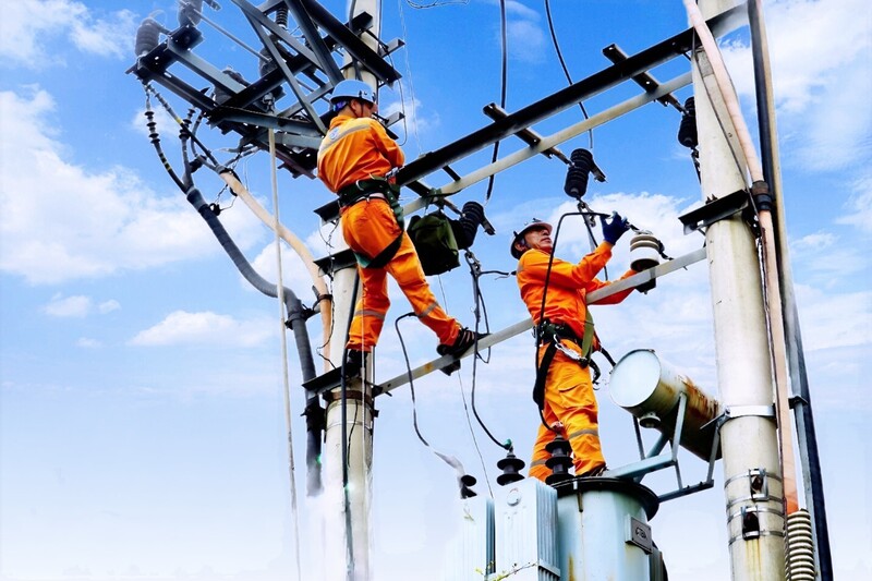 Nhân viên Đội Quản lý điện lực khu vực Hạ Long xử lý khiếm khuyết lưới điện trung thế.