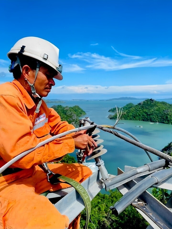 Nhân viên Đội Quản lý điện lực khu vực Vân Đồn (Công ty Điện lực Quảng Ninh) thực hiện sửa chữa, bảo dưỡng đường dây 22kV cấp điện ra đảo.
