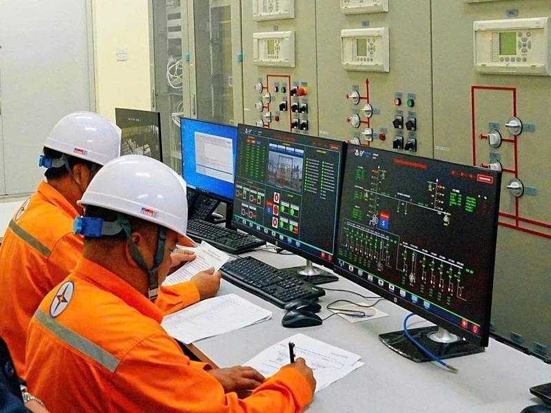 Nhân viên Xí nghiệp Lưới điện cao thế Quảng Ninh thực hiện công tác đóng điện TBA 110kV Hoành Bồ.