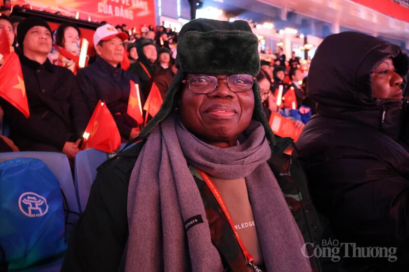 Đại sứ Angola tại Việt Nam Fernando Miguel bày tỏ sự ngưỡng mộ về sự kiện "Dưới lá cờ vẻ vang của Đảng"