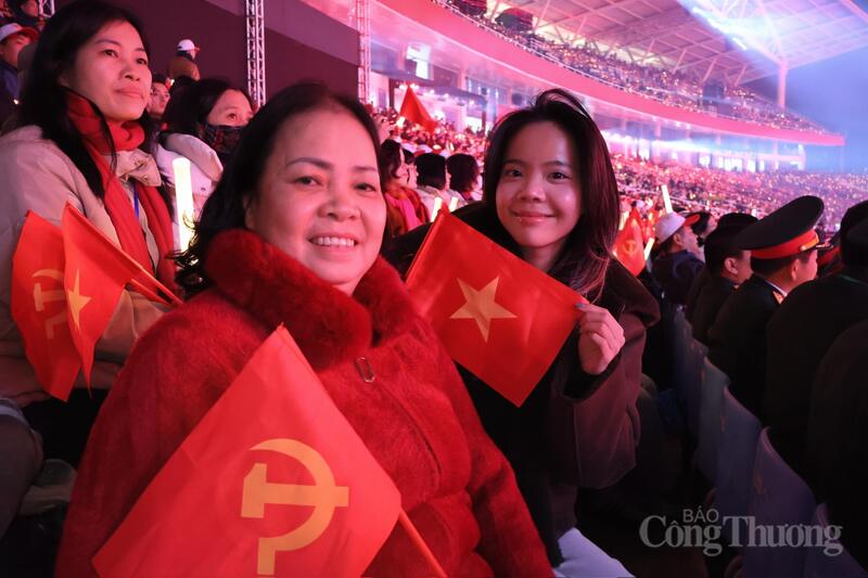 Hai mẹ con bà Đỗ Thị Thái (63 tuổi) và chị Thu Thảo (24 tuổi) cũng có mặt từ sớm để cảm nhận sức nóng của chương trình