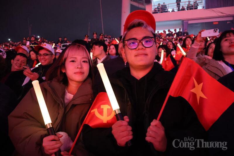 Bạn Hữu Minh (18 tuổi, sinh viên Đại học Kinh tế Quốc tế - NEU) và bạn Hồng Nhung (19 tuổi, sinh viên Đại học Ngoại thương)