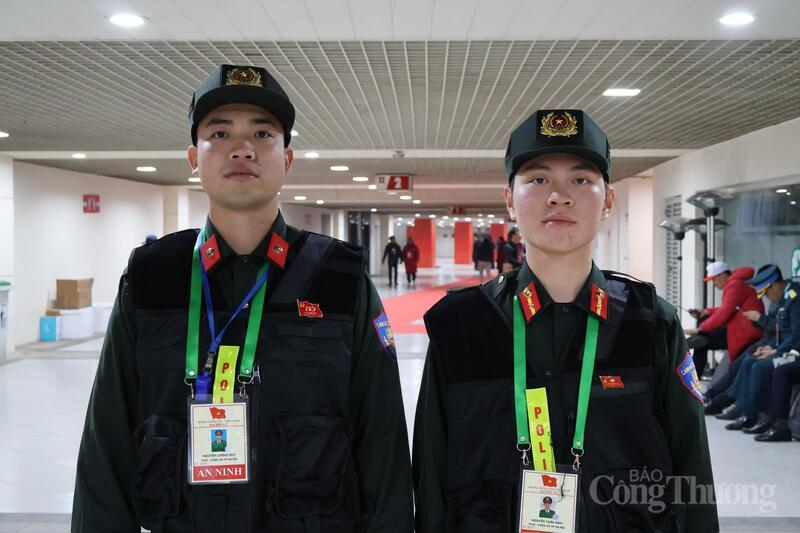 Chiến sĩ Nguyễn Tuấn Anh (18 tuổi) và Hoàng Xuân Trường (25 tuổi)