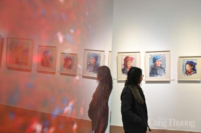 Nhiều độc giả ấn tượng với các tác phẩm được trưng bài tại triển lãm "Chuyện màu nước".