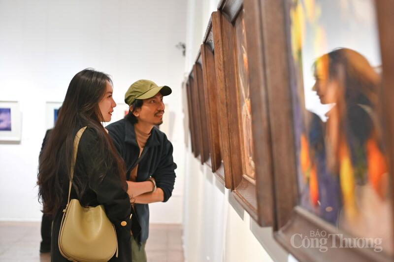 Triển lãm thu hút đông đảo khách tham quan, những người yêu hội họa, yêu màu nước.