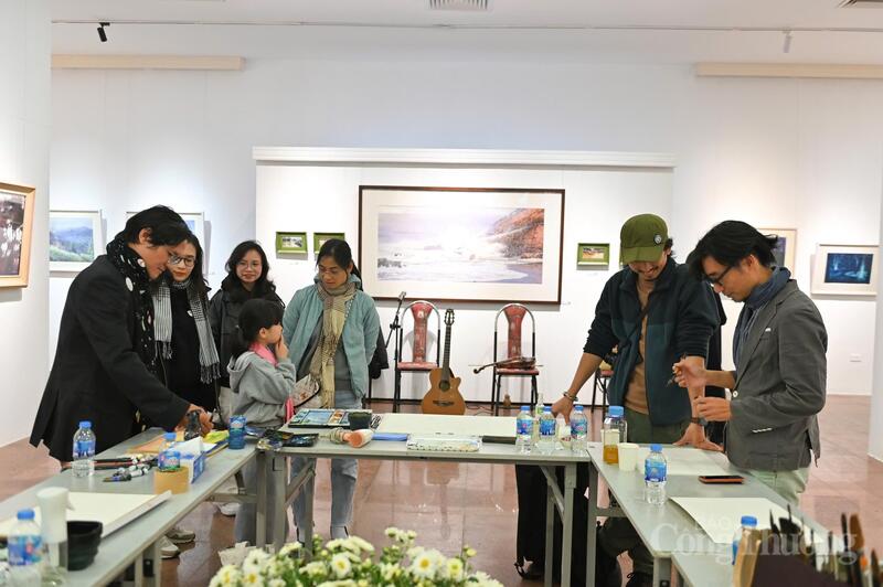 Hoạt động này thu hút đông đảo sự quan tâm của khách tham quan, đặc biệt là của các bạn trẻ