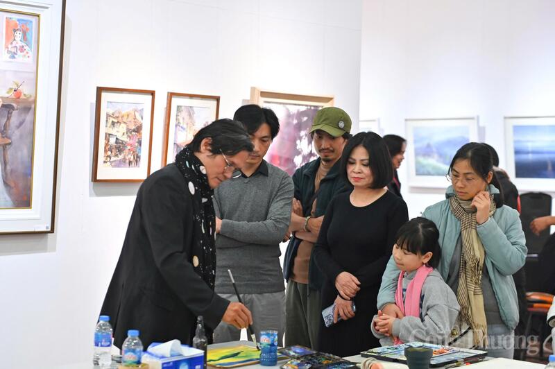 Ngay trong lễ khai mạc, các hoạ sĩ tạo bất ngờ khi đồng loạt trình diễn vẽ trực tiếp, qua đó, khách tham quan có thể hình dung, hiểu hơn về quá trình hình thành một bức tranh màu nước, từ việc xử lý mặt giấy, kiểm soát lượng nước, tiết chế sắc độ, đến cách ứng xử với những yếu tố bất định… đặc trưng cốt lõi của chất liệu này.