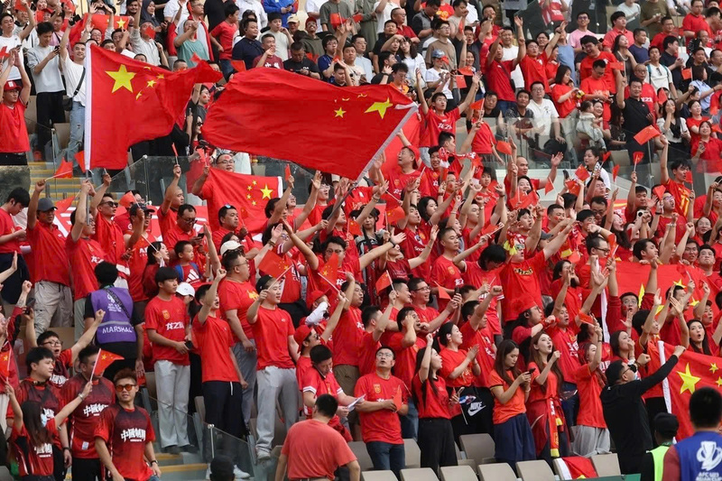 Các CĐV Trung Quốc tạo nên không khí sôi động trên khán đài. (Ảnh: AFC).