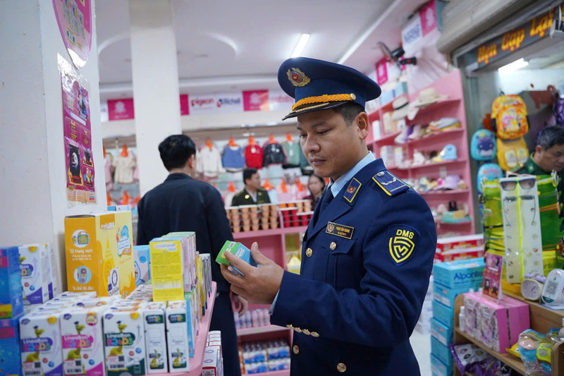 Lực lượng quản lý thị trường tăng cường kiểm tra, kiểm soát hàng hóa những ngày cận kề Tết. Ảnh: Mai Liễu