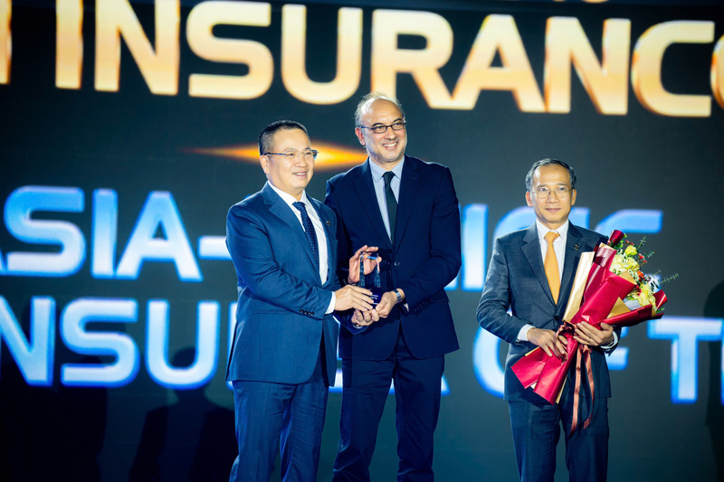 Ông Dương Thanh Francois - Chủ tịch HĐTV và ông Phạm Anh Đức - Tổng giám đốc Bảo hiểm PVI nhận giải thưởng “General Insurer of the Year” từ ông Yawar Tharia đại diện Tạp chí InsuranceAsia News