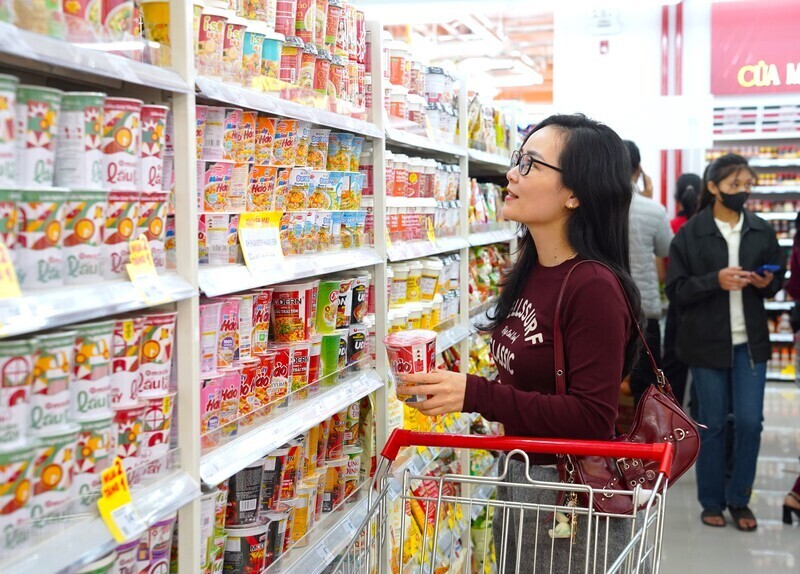 Tại các trung tâm thương mại, siêu thị, giá các mặt hàng được niêm yết, bình ổn. Ảnh: Mai Liễu