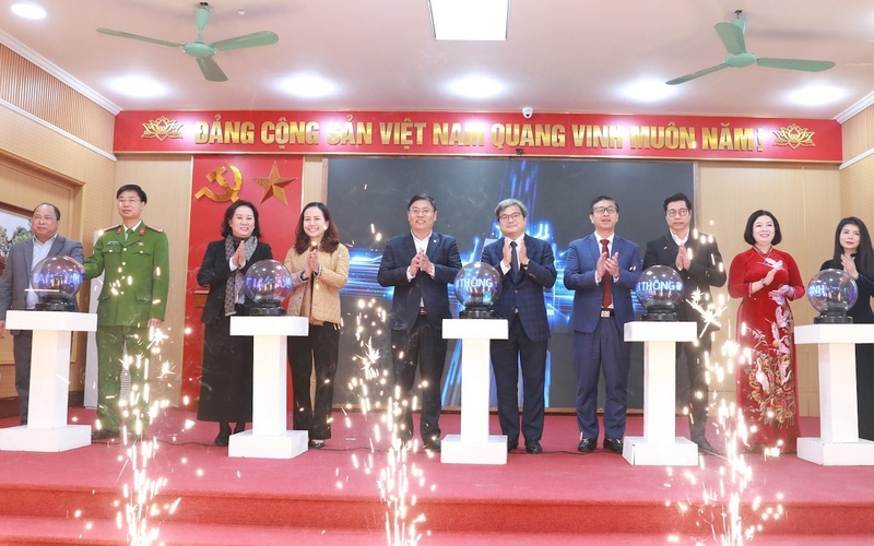 Phó Chủ tịch UBND Thành phố Trương Việt Dũng và các đại biểu thực hiện nghi thức khai trương Trung tâm Điều hành Thông minh xã Đại Thanh.