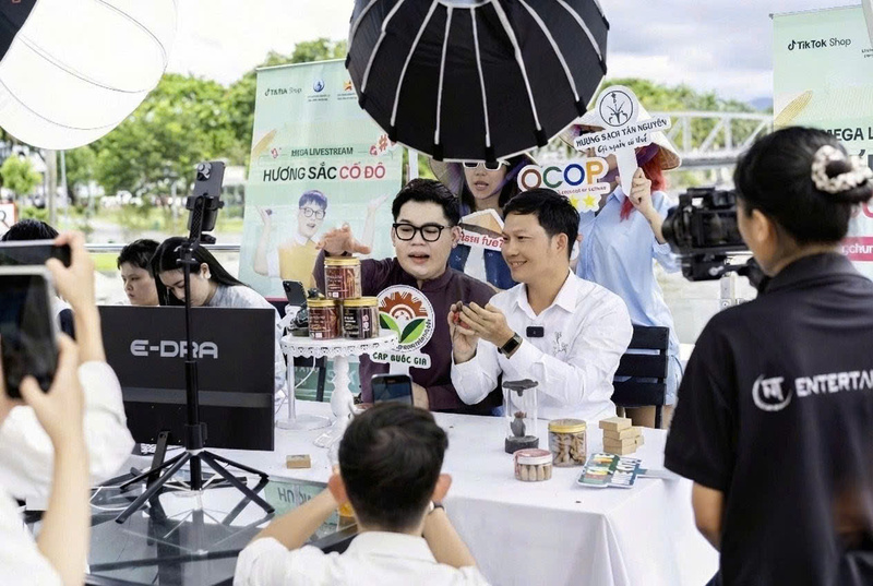 Livestream đã trở thành kênh có tốc độ tăng trưởng nhanh của ngành nhang, trầm nhờ khả năng tương tác trực tiếp và chốt đơn tức thì