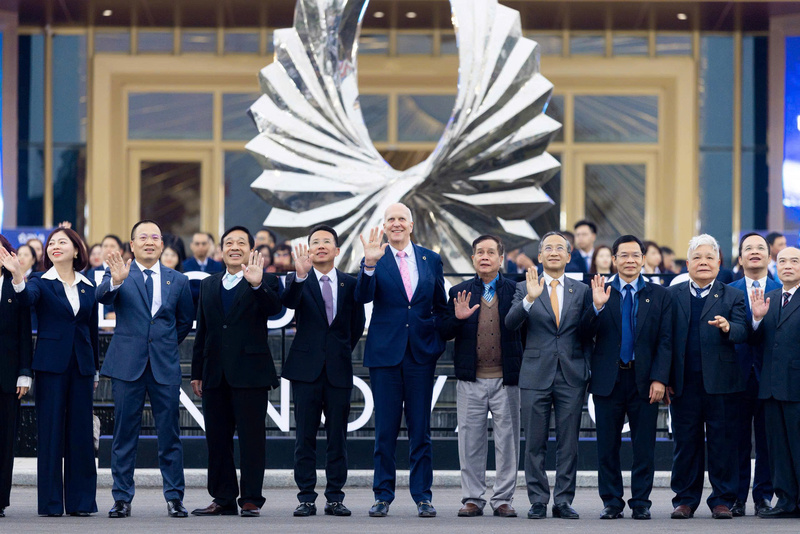 Tập thể Ban lãnh đạo và CBNV PVI chụp ảnh lưu niệm tại buổi lễ