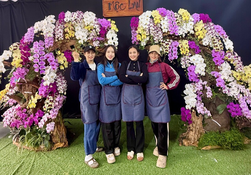 Nhiều bạn trẻ đam mê cắm hoa nghệ thuật. Ảnh: Mai Liễu