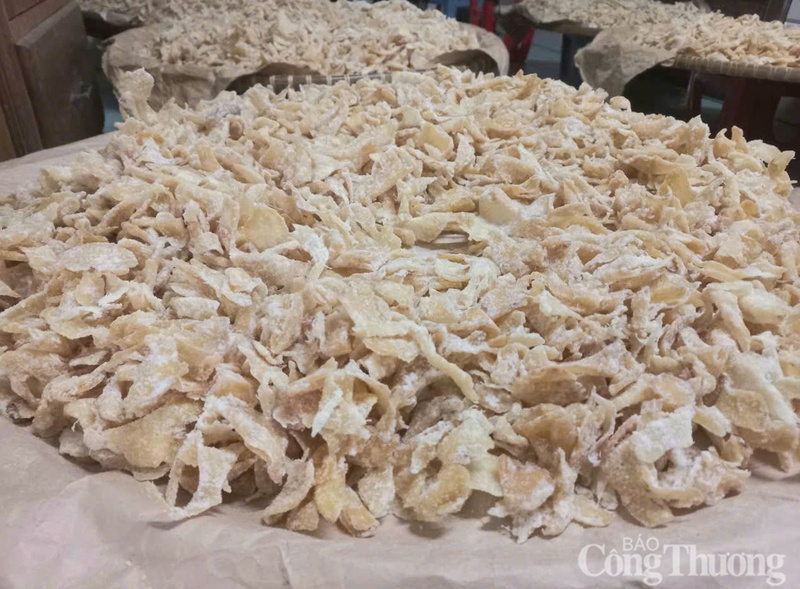 Mứt gừng Kim Long có vị đặt trưng, lát mứt mỏng, cay nồng nhẹ và thơm.