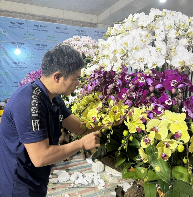 Các thợ cắm hoa đang tất bật chuẩn bị các đơn hàng cho khách. Ảnh: Mai Liễu