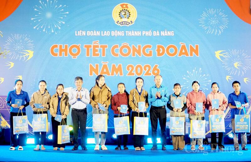 Liên đoàn Lao động TP. Đà Nẵng tặng quà Tết cho công nhân, người lao động trong Khu công nghiệp Điện Nam - Điện Ngọc