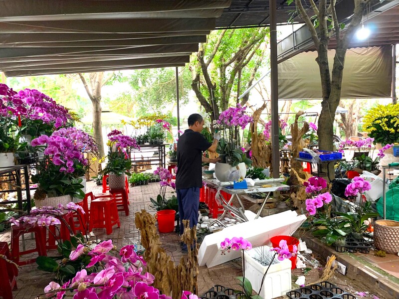 Thợ cắm hoa của shop May May Flower làm liên tục cả ngày và đêm để phục vụ khách hàng. Ảnh: Mai Liễu