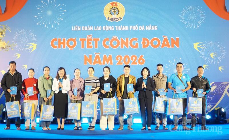 Tặng quà Tết cho đại diện đoàn viên, người lao động phường Điện Bàn Đông.