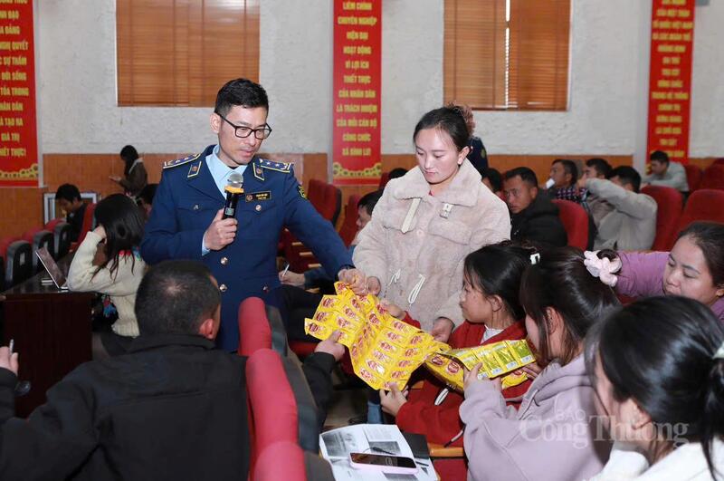 Đại diện lực lượng Quản lý thị trường tỉnh Lai Châu chia sẻ chuyên đề nhận biết hàng thật, hàng giả, hàng nhái, các quy định về lưu thông hàng hóa, chứng từ cho các học viên.