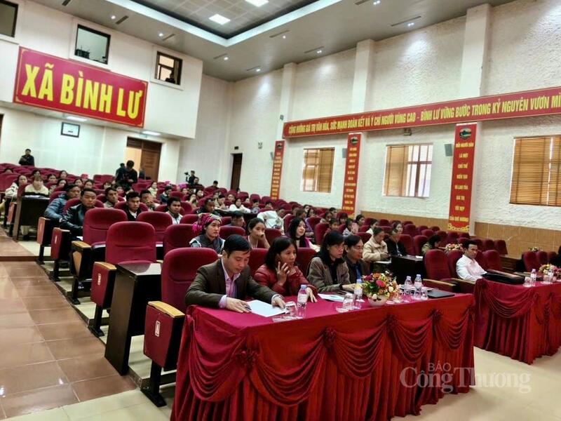 Các đại biểu và học viên được phổ biến, cập nhật các quy định pháp luật hiện hành về thương mại điện tử, định hướng phát triển thương mại điện tử tỉnh Lai Châu giai đoạn 2026 - 2030.