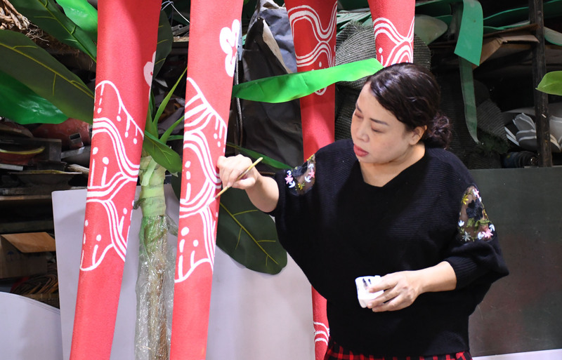 Gần hai tháng nay, xưởng của nghệ nhân Văn Tòng (phường An Phú Đông, TP. Hồ Chí Minh) tất bật hoàn thiện những linh vật ngựa để đưa về trưng bày tại đường hoa Nguyễn Huệ dịp tết Bính Ngọ 2026. Ảnh: Thanh Minh