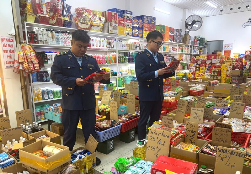 Lực lượng quản lý thị trường Đà Nẵng liên tục phát hiện nhiều cơ sở kinh doanh hàng hóa là bánh kẹo, thực phẩm không rõ nguồn gốc xuất xứ. Ảnh: QLTT Đà Nẵng