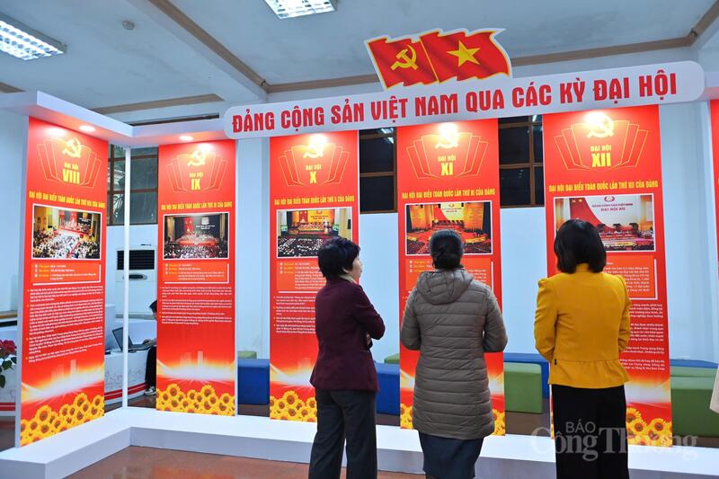 Triển lãm tư liệu "Đảng Cộng sản Việt Nam qua các kỳ Đại hội" được tổ chức chào mừng thành công của Đại hội XIV của Đảng. Ảnh: Nam Nguyễn