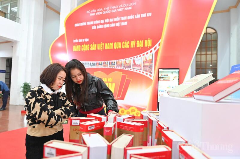 Triển lãm góp phần tuyên truyền sâu rộng về vai trò, sứ mệnh lịch sử và quá trình lãnh đạo cách mạng của Đảng Cộng sản Việt Nam. Ảnh: Nam Nguyễn