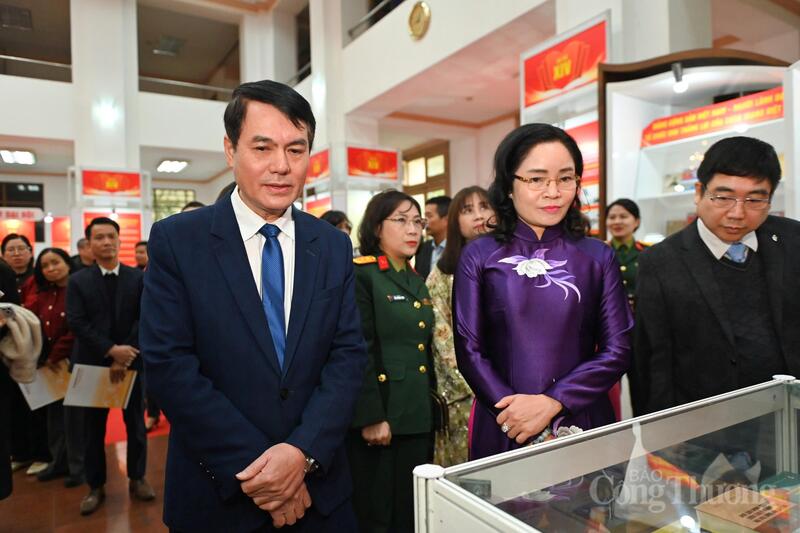 Thứ trưởng Bộ Văn hóa, Thể thao và Du lịch bà Trịnh Thị Thủy (giữa); ông Nguyễn Xuân Dũng - Giám đốc Thư viện Quốc gia Việt Nam (trái) và các đại biểu tham quan triển lãm. Ảnh: Nam Nguyễn