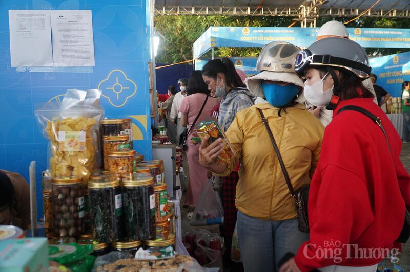 Liên đoàn Lao động TP. Đà Nẵng cũng đã phối hợp với Sở Công Thương và các đơn vị tham gia chợ Tết có các chương trình khuyến mại, giảm giá cho các sản phẩm.