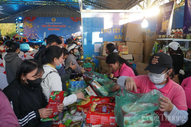 Chợ tết Công đoàn góp phần chăm lo Tết cho công nhân, người lao động tại Khu công nghiệp Điện Nam - Điện Ngọc.