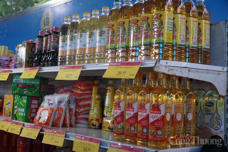 Các sản phẩm hàng hóa tại chợ Tết đảm bảo nguồn gốc xuất xứ, giá cả niêm yết rõ ràng.