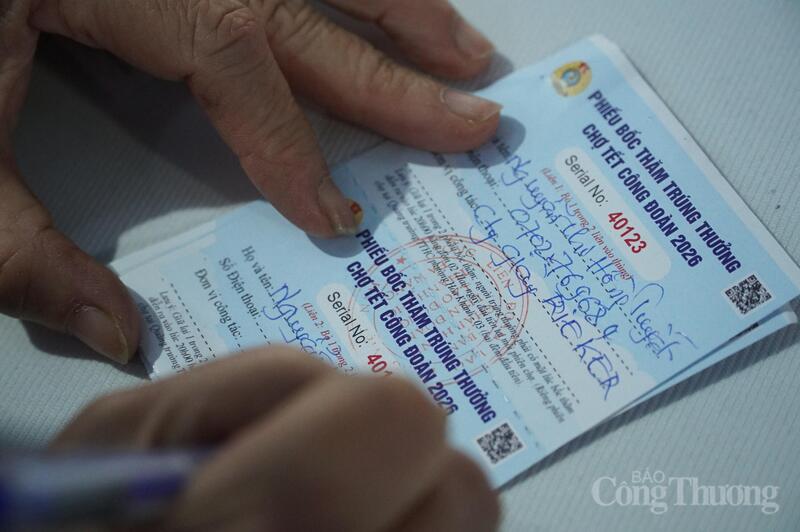 Ngoài được tặng phiếu mua hàng, các công nhân, người lao động còn có cơ hội trúng nhiều giải thưởng giá trị với chương trình bốc thăm trúng thưởng.