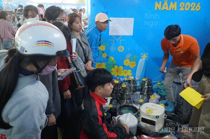 Không khí mua sắm tấp nập tại Chợ tết Công đoàn.