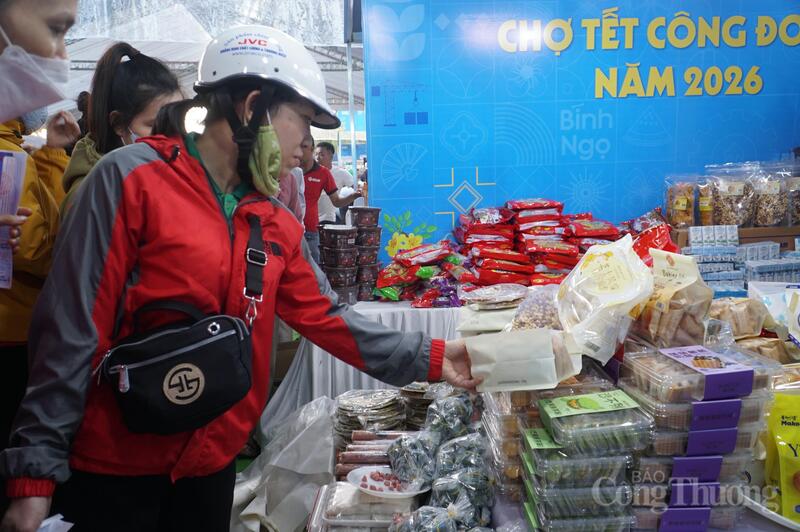 Các mặt hàng bánh, kẹo, mứt thu hút đông khách hàng tham quan, mua sắm.