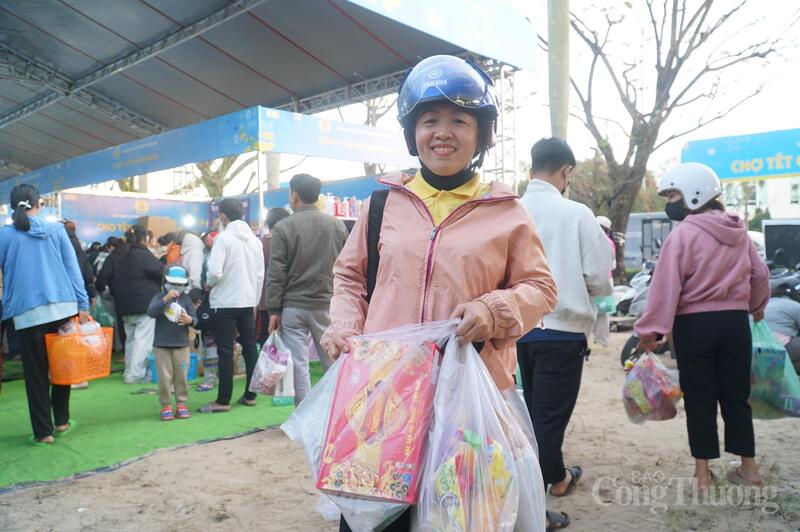 Nụ cười rạng rỡ của người lao động tại Khu công nghiệp Điện Nam - Điện Ngọc khi mua sắm Tết bằng những phiếu quà tặng công đoàn tại chợ Tết.