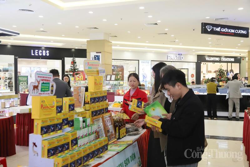 Các sản phẩm OCOP Hà Tĩnh thu hút người dân. Ảnh: Trọng Tùng